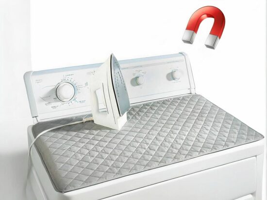 Tapis de rapasage gris sur machine à laver blanche avec un fer à repasser et un petit aimant rouge