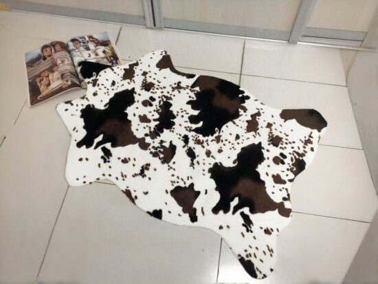 tapis peau de vache sur carrelage blanc