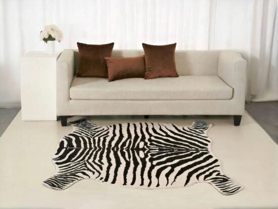 Tapis illustré peau de zebre avec canapé beige et coussin bleu