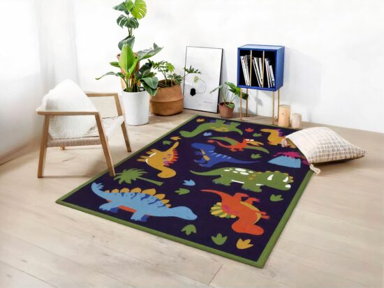 tapis dinosaure dans une chambre avec des plantes et une chaise