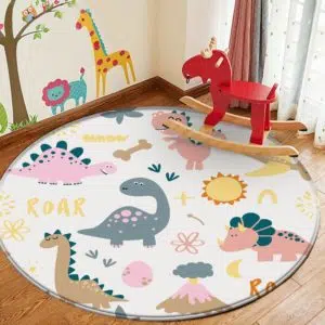 tapis rond avec motifs dinossaure avec cheval en bois dans une chambre