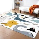 tapis rectangulaire avec motifs dinosaure colorés devant un canapé