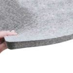 Tapis de repassage gris ultra épais avec main qui presse le tapis