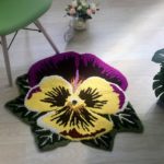 Tapis floral 3D coloré avec une chaise verte