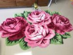 Tapis floral roses 3D dans un armoire marron