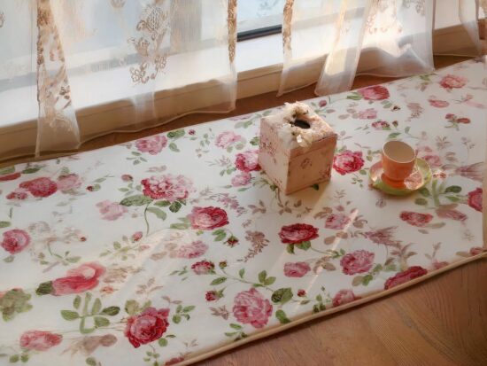 Tapis floral roses devant une fenetre