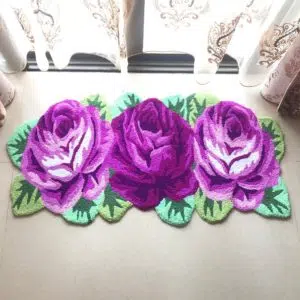 Tapis floral roses violet devant une fenetre