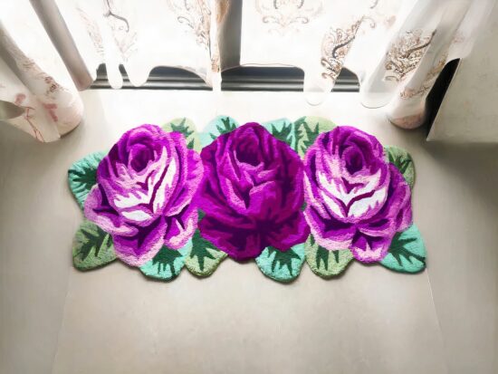 Tapis floral roses violet devant une fenetre