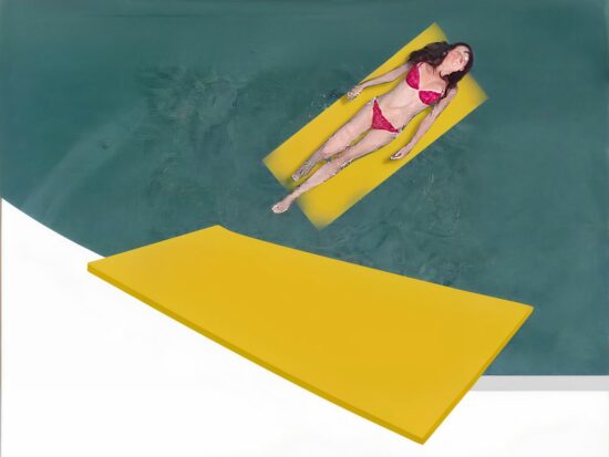 Tapis de piscine d'eau avec femme en maillot deux pièce rouge