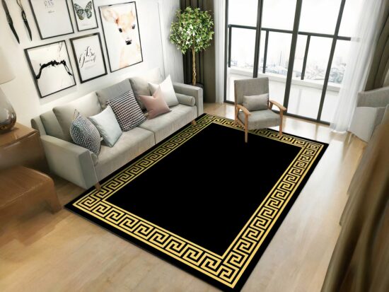 Tapis géométrique avec lignes dorés devant une fenetre et un canapé gris