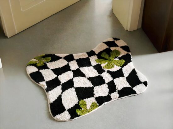 Tapis géométrique blanc et noir avec trèfle