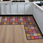 Tapis géométrique coloré dans une cuisine