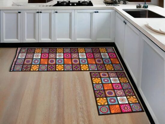 Tapis géométrique coloré dans une cuisine