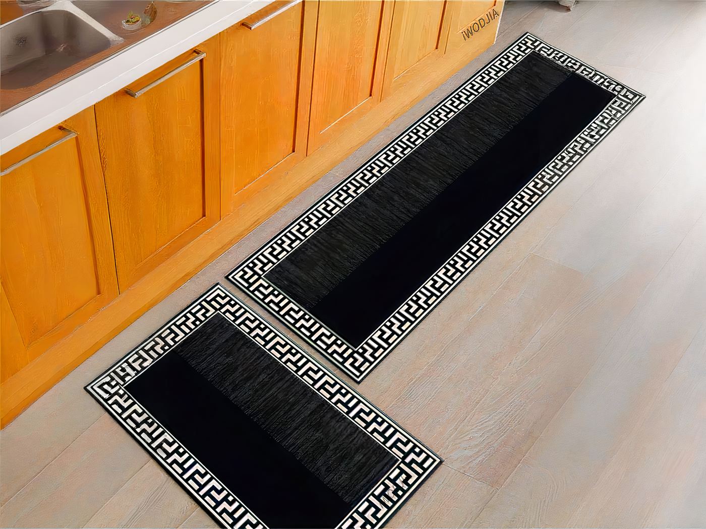 8445-K0Nvkm.jpg Tapis géométrique de luxe noir dans une cuisine vintage