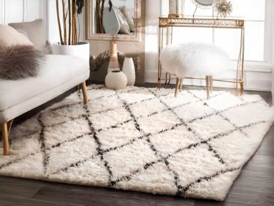 Tapis géométrique en coton doux dans un sallon moderne avec canapé blanc