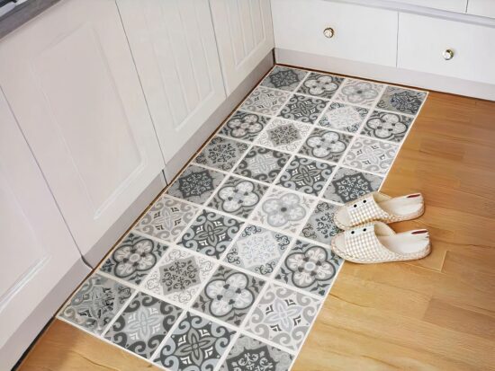 Tapis géométrique motif portugais dans une cuisine avec sandales