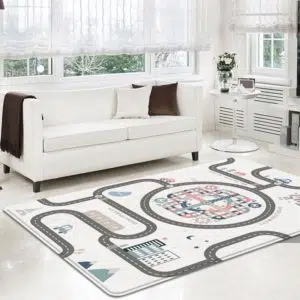 tapis de jeu de circuit de voiture , grand canapé blanc avec un coussin noir
