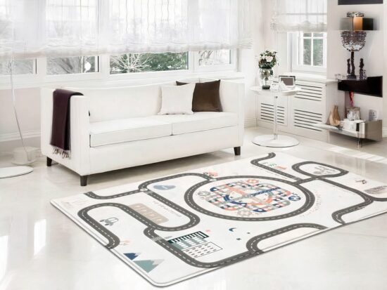 tapis de jeu de circuit de voiture , grand canapé blanc avec un coussin noir