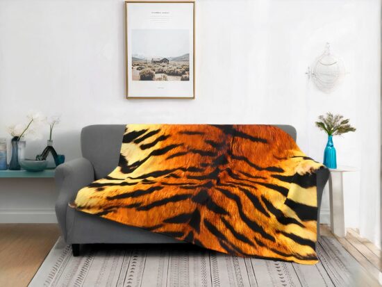 Tapis imprimé peau de tigre sur canapé gris