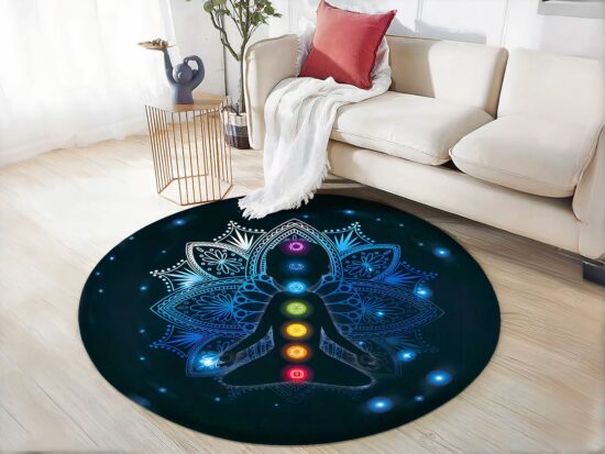Tapis indien chakra devant cvanapé blanc avec cousin rouge