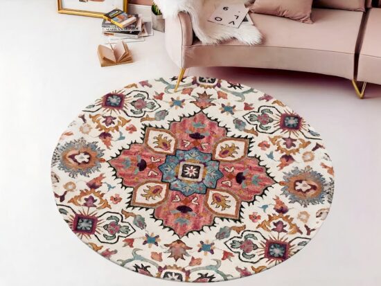 Tapis indien ethnique devant canapé rose