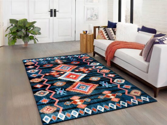 Tapis indien rétro géométrique minimaliste dans un sallon devant un canapé blanc et d'une porte