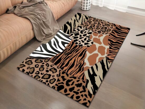 Tapis léopard avec motif animal devant canapé marron