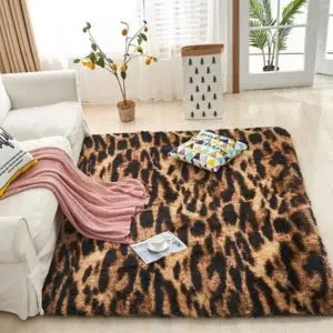 Tapis léopard doux cocooning avec un canapé blanc