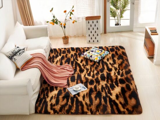 Tapis léopard doux cocooning avec un canapé blanc