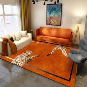 Tapis léopard luxueux fond orange avec canapé gris, orange et blanc