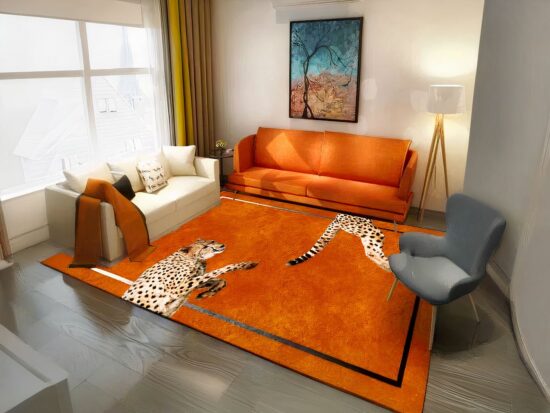 Tapis léopard luxueux fond orange avec canapé gris, orange et blanc