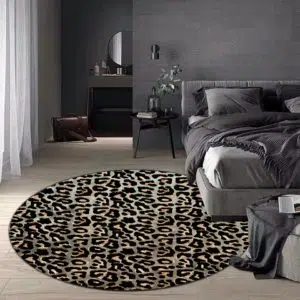Tapis léopard motif noir dans une chambre grise a coté d'un lit