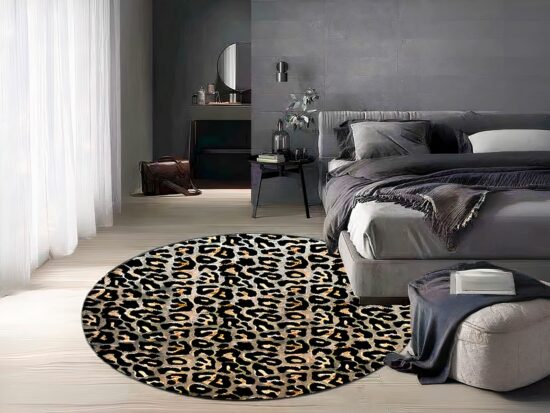 Tapis léopard motif noir dans une chambre grise a coté d'un lit