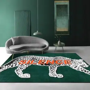 Tapis léopard silence dans un sallon moderne avec canapé gris
