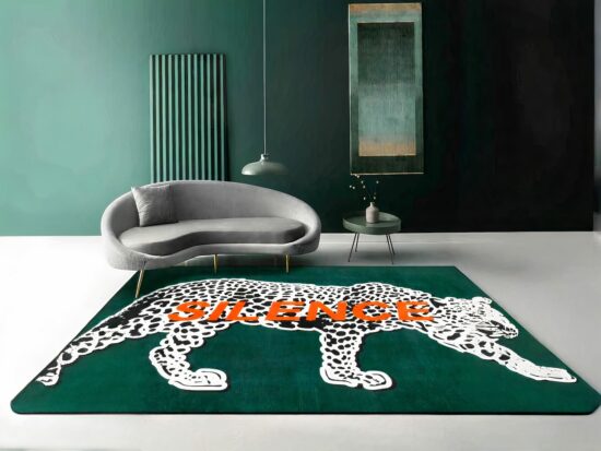 Tapis léopard silence dans un sallon moderne avec canapé gris
