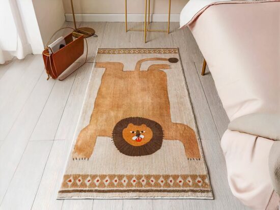 Tapis lion creatif pour chambre a coté d'un lit rose