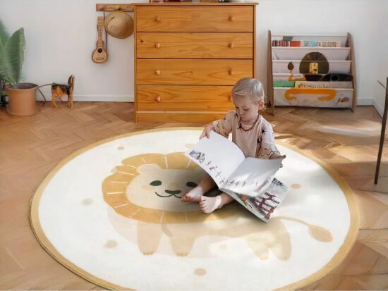 Tapis lion doux anti derrapant avec enfant et armoire vintage marron