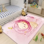 Tapis lion rose dans une chambre d'enfant a coté d'un lit