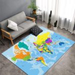 Tapis mappemonde continents colorés dans un sallon avec un canapé gris