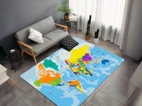 Tapis mappemonde continents colorés dans un sallon avec un canapé gris