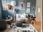 Tapis mappemonde noir et blanc pour chambre d'enfant avec canapé, chaise et animaux dans le mur