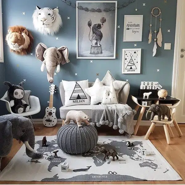 Tapis mappemonde noir et blanc pour chambre d'enfant avec canapé, chaise et animaux dans le mur