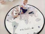 Tapis mappemonde pour bébé avec petit bébé sur le tapis
