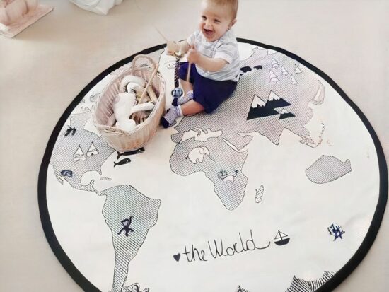 Tapis mappemonde pour bébé avec petit bébé sur le tapis