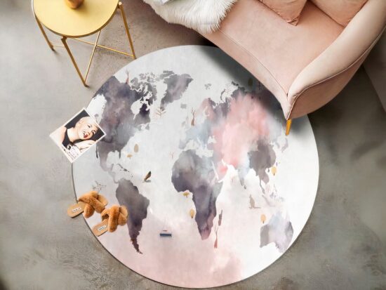 Tapis mappemonde rond rose sous un canapé rose et a coté d'une table