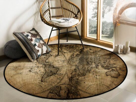 Tapis mappemonde rond vintage avec une chaise et un coussin devant une fenetre