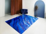 Tapis marbre bleu doré avec une chaise bleu