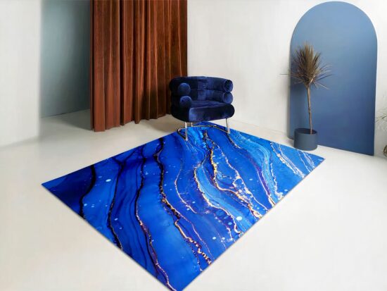Tapis marbre bleu doré avec une chaise bleu