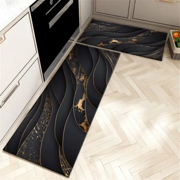Tapis marbre noir doré luxueux dans une cuisine