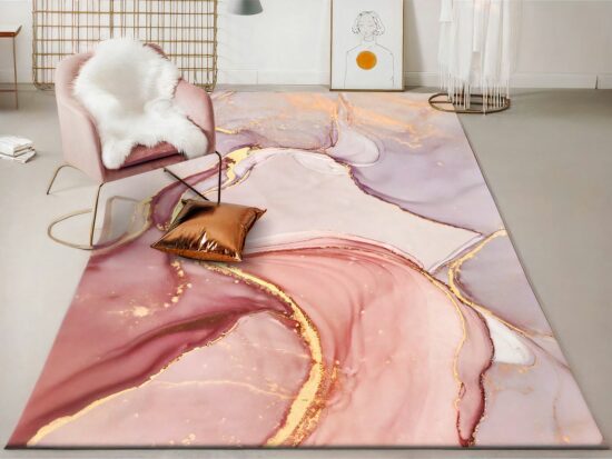 Tapis marbre rose doré decoratif avec une chaise rose